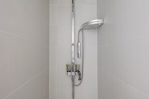 Douche, séchoir à cheveux, serviettes fournies