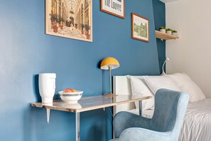 Een bureau, een strijkplank/strijkijzer, reisbedje, wifi