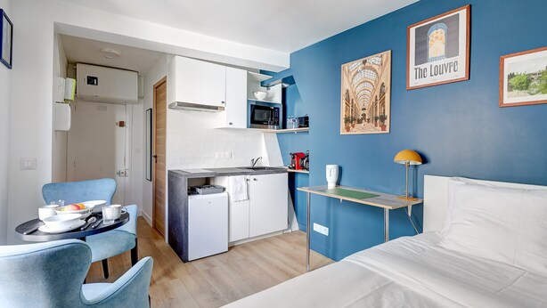 Desk, iron/ironing board, travel cot, WiFi - Studio de charme au cœur de Montorgueil (Paris)