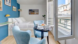 Desk, iron/ironing board, travel cot, WiFi - Studio de charme au cœur de Montorgueil (Paris)