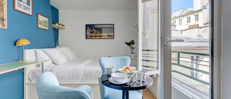 Bureau, fer et planche à repasser, lit parapluie, Wi-Fi