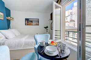 Schreibtisch, Bügeleisen/Bügelbrett, Reisekinderbett, WLAN