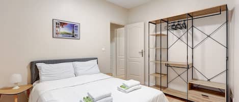 2 chambres, bureau, fer et planche à repasser, lit parapluie