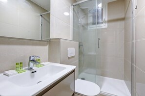 シャワー、ヘアドライヤー、タオル