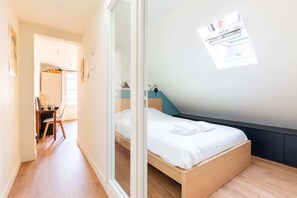 1 slaapkamer, een bureau, een strijkplank/strijkijzer, reisbedje