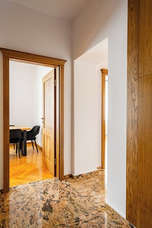 Comfort-Apartment, 2 Schlafzimmer | Wohnbereich | Flachbildfernseher