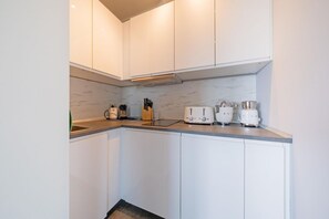 Kylskåp, mikrovågsugn, spishäll och diskmaskin