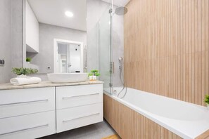 Shower, hair dryer, towels, shampoo
