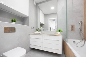 Shower, hair dryer, towels, shampoo
