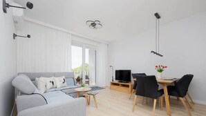 Living area - Spacious Apartment in Wola | Parking | Balcony (Warszawa)