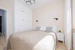 2 chambres, bureau, fer et planche à repasser, lit parapluie