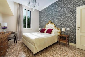 4 bedrooms, in-room safe, desk, iron/ironing board