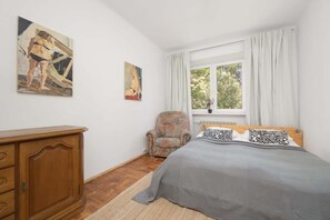 2 bedrooms, iron/ironing board, WiFi, bed sheets