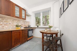 Fridge, oven, stovetop, dishwasher