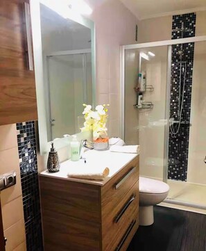 Shower, jetted bath, hair dryer, towels