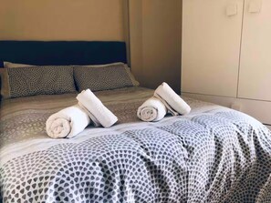 4 bedrooms, iron/ironing board, travel crib, WiFi - Townhouse Villa tourist Rioja and walks (Cenicero)