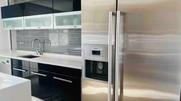 Frigorífico, microondas, horno y placa de cocina