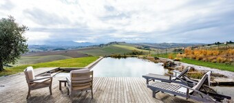 Elegant typical farmhouse with pool large wooded courtyard 10 minutes from Jesi