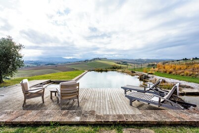 Elegant typical farmhouse with pool large wooded courtyard 10 minutes from Jesi