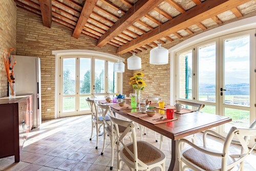 Elegant typical farmhouse with pool large wooded courtyard 10 minutes from Jesi