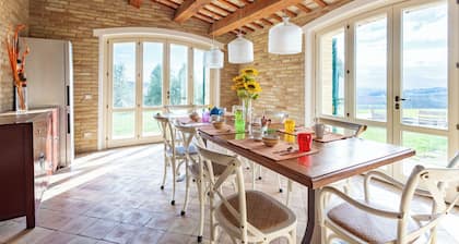 Elegant typical farmhouse with pool large wooded courtyard 10 minutes from Jesi