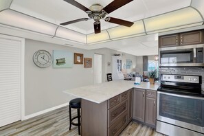 Geladeira, micro-ondas, fogão, cooktop