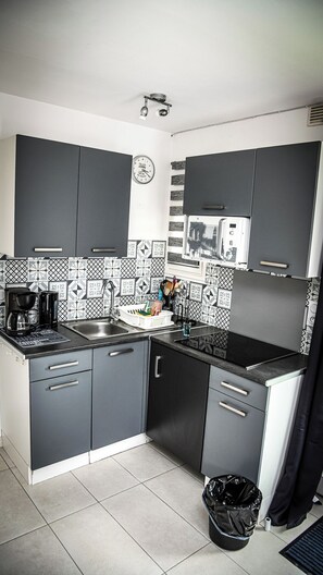 Fridge, microwave, stovetop, coffee/tea maker