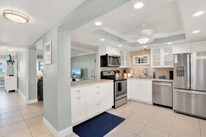 Kylskåp, mikrovågsugn, ugn och spishäll