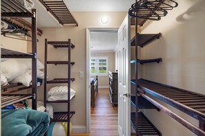 1 dormitorio, tabla de planchar con plancha, wifi gratis y ropa de cama