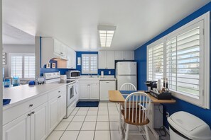 Coffee/tea maker, fridge, microwave, oven