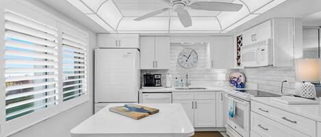 Køleskab, mikrobølgeovn, ovn, kogeplade