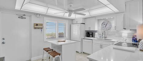 Kylskåp, mikrovågsugn, ugn och spishäll