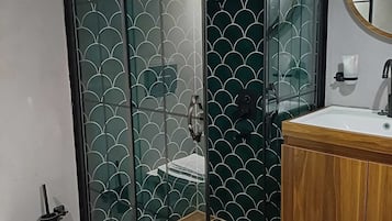 Kamar Double Standar, pemandangan halaman, area halaman | Kamar mandi | Shower, pengering rambut, handuk, dan sabun