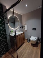 Ducha, secador de pelo, toallas, jabón