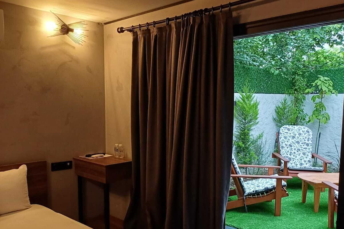 标准双人房, 庭院景观, 庭院 | 埃及棉床单、高档床上用品、免费 WiFi、床单