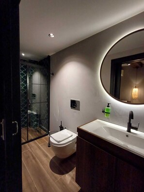 Habitación doble económica, vista al jardín | Baño | Regadera, secadora de cabello, toallas, jabón 