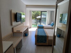 Egyptian cotton sheets, premium bedding, minibar, free cribs/infant beds