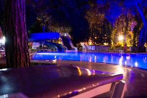 Seasonal outdoor pool, open 7:00 AM to 7:00 PM, free cabanas
