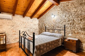 6 bedrooms, iron/ironing board, free WiFi, bed sheets