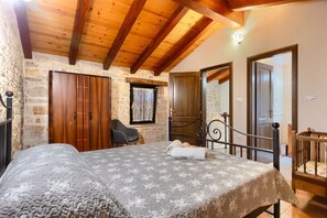 6 bedrooms, iron/ironing board, free WiFi, bed sheets