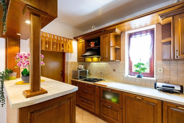 Fridge, oven, dishwasher, coffee/tea maker