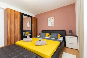 3 bedrooms, iron/ironing board, free WiFi, bed sheets