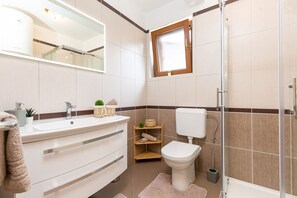 Shower, hair dryer, towels
