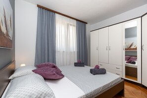 3 bedrooms, iron/ironing board, free WiFi, bed sheets