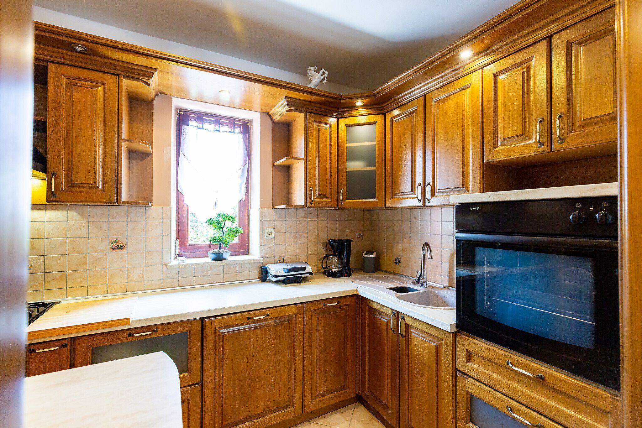 Fridge, oven, dishwasher, coffee/tea maker