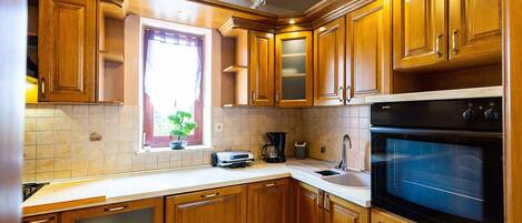 Fridge, oven, dishwasher, coffee/tea maker