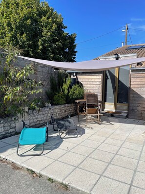 Outdoor dining - Chez Eaux de Vie - Beautiful newly converted barn for 2 - overlooking vineyards! (Échebrune)