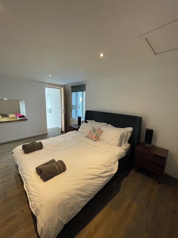 1 bedroom, iron/ironing board, free WiFi, bed sheets - Chez Eaux de Vie - Beautiful newly converted barn for 2 - overlooking vineyards! (Échebrune)