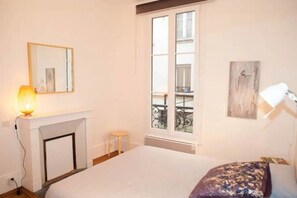 2 chambres, bureau, fer et planche à repasser, lit parapluie