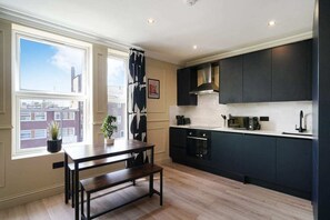 Apartamento (2 Bedrooms) | Cocina privada | Microondas, horno y lavavajillas
